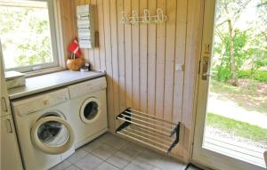 Udsholt SandCozy Home In Grsted With Kitchen的洗衣房配有洗衣机和窗户