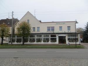 LetzlingenHeidehotel Letzlingen的街道边的建筑物