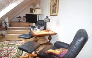 RoslevNice Apartment In Roslev With Kitchen的客厅配有黑色真皮座椅和桌子