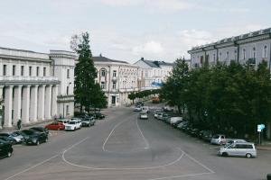 泰拉维Old Telavi的一条城市街道,有停车的汽车和建筑