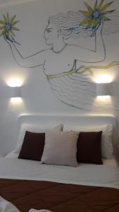 阿波罗尼亚向日葵一室公寓及公寓的水中有一幅女人壁画的卧室