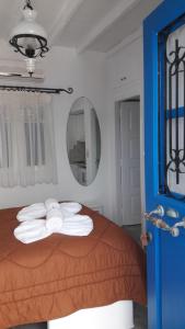 阿波罗尼亚向日葵一室公寓及公寓的一间卧室配有带毛巾的床