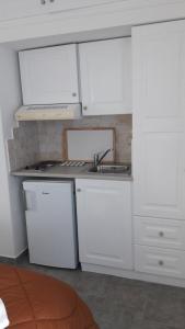 阿波罗尼亚向日葵一室公寓及公寓的厨房配有白色橱柜和水槽