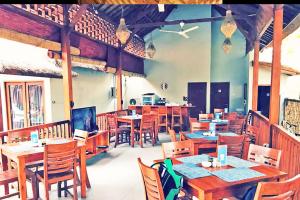 吉利特拉旺安吉利一度假村 的餐厅设有木桌和木椅