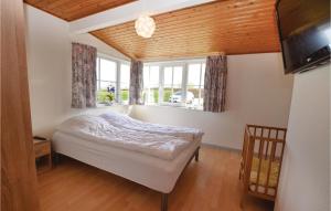 布罗艾厄Awesome Home In Broager With Wifi的一间卧室设有一张床和一个窗口