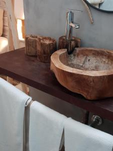 大加那利岛拉斯帕尔马斯Cactus Host的浴室里桌子上的木水槽
