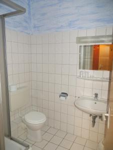LetzlingenHeidehotel Letzlingen的白色的浴室设有卫生间和水槽。