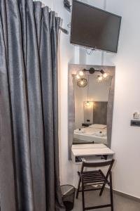 埃拉福尼西岛Xasteria的配有窗帘和镜子的房间