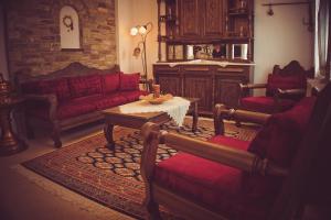 马克里尼撒ARCHONTIKO XANTHI的客厅配有红色的沙发和桌子