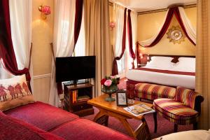 巴黎布里坦尼克酒店的酒店客房,配有床和沙发