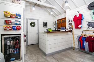 Cape FairCottages at Fair Haven Cove的厨房配有柜台和冰箱。