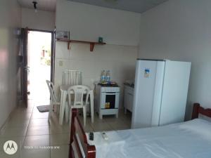 贝伦Residencial Dom Fernando的厨房配有冰箱和桌椅