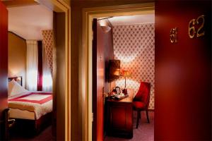 巴黎布里坦尼克酒店的酒店客房设有一间带一张床和一张书桌的卧室