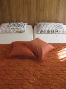 瓦尔纳Private Rooms Silvia的两张床,床上配有枕头