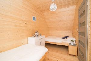 梅尔诺Domki Wakacyjne Wybrzeże的小木屋内带两张床的房间