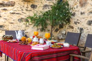 PerivóliaFairytale Elafonisi的一张桌子,上面有红色的桌布,上面有食物
