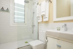 巴塞罗那Hostal Poblenou的浴室配有卫生间、盥洗盆和淋浴。