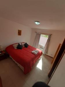 厄尔查尔坦HOSTERIA DON ATILIO的一间卧室设有红色的床和窗户。