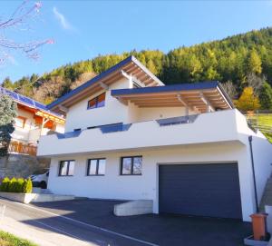 皮茨河谷阿兹尔Alpenapart Gastl的白色的房子,设有车库