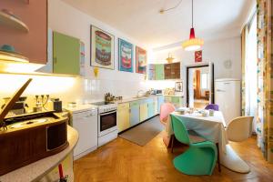 格拉茨六十年代公寓的厨房配有桌子和一些椅子