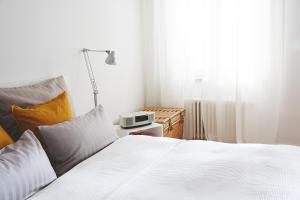 泰尔托Altstadtloft Teltow的卧室配有白色的床和窗户。