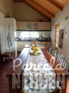TalaganteParcela 9 Nehuen的厨房配有木桌和桌布