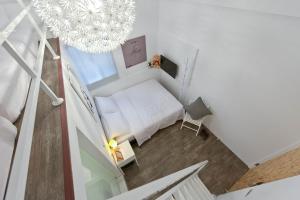 高雄理欧111/巨蛋瑞丰馆的卧室享有高空美景,配有一张床和一个吊灯