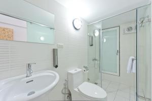高雄理欧111/巨蛋瑞丰馆的白色的浴室设有水槽和卫生间。
