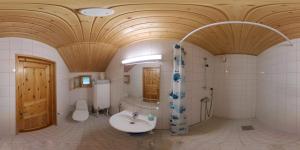 Korvala log cabins的一间浴室