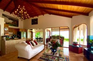 阿特纳斯Magic Mountain Views Villa的客厅配有白色的沙发和桌子