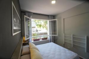 门多萨Mendoza Centro Aparment的一间卧室设有一张床和一个窗口