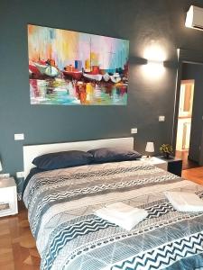 摩德纳Modena Charme Sant'Eufemia的一间卧室配有一张壁画床