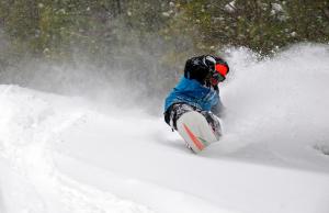 McGaheysvilleMassanutten's Woodstone Meadows by TripForth的一个人在雪覆盖的斜坡上骑滑雪板