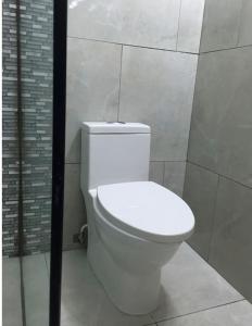 卡罗利纳SEGOVIA STUDIO UNITS的一间位于客房内的白色卫生间的浴室