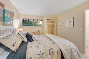 新港Embarcadero Bay View的一间卧室配有带枕头的床