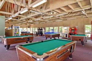 CroakerWilliamsburg Camping Resort One Bedroom Cabin 6的台球室,内设3张台球桌