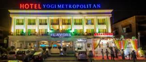 纳威孟买瑜珈大都会酒店的楼前有 ⁇ 虹灯标志的酒店