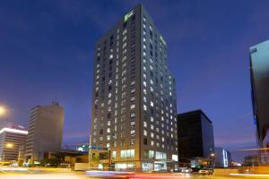 利马Holiday Inn Express - Lima San Isidro, an IHG Hotel的夜晚在城市的高楼