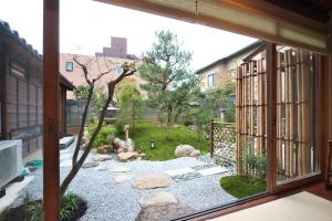 金泽Musashi Sakaean的从房子的窗户可欣赏到花园美景
