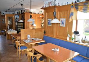 维滕Hotel Südstrand Amrum的用餐室配有木桌和椅子