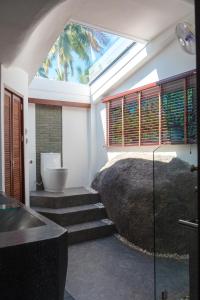涛岛涛岛地平线豪华泳池别墅的带浴缸和卫生间的浴室。