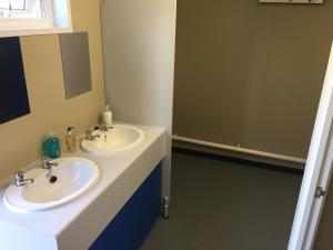 南安普敦Bell Tent Glamping at Royal Victoria Country Park的浴室设有2个水槽和镜子