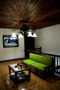 SalaminaHospedaje Casa Real的客厅配有绿色沙发和桌子