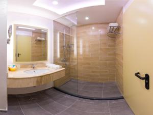 内塞伯尔Bilyana Beach Hotel - All Inclusive & Free Beach Access的一间带水槽和淋浴的浴室