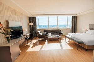 卡萨布兰卡莫加多尔码头酒店的酒店客房设有床和客厅。