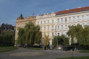 布拉格Hotel Klarinn Prague Castle的一座大建筑,前面有雕像
