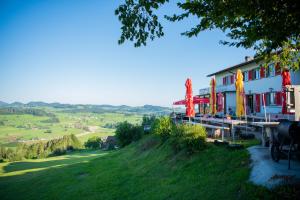 GanterschwilRestaurant und Kaeserei Berghof的山丘上享有田野景色的建筑