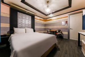 清州市Manhattan Hotel的卧室配有一张白色大床
