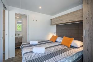 Mobile Homes Premium Relax Park Umag by Camp4You客房内的一张或多张床位
