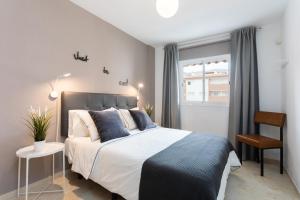 圭马尔港Home2Book Cozy Apartment Puertito, Wifi的一间卧室设有一张大床和一个窗户。
